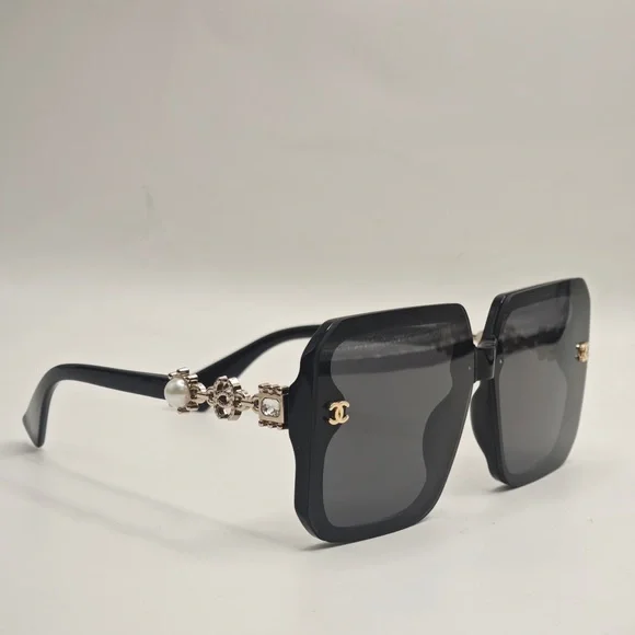 CHANEL Elegant Black Sunglasses with Gold Accents - Picture 1 of 6
